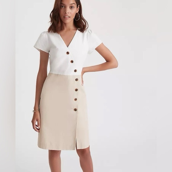 NWT ANN TAYLOR - Button Trim V-neck Sheath White and Tan Dress Size 0 - Picture 1 of 9